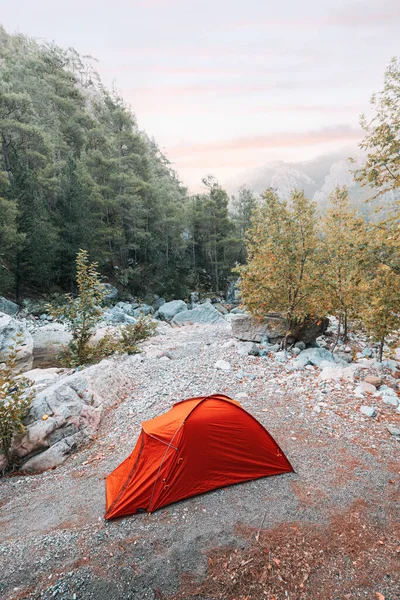 山道で赤のキャンプテント アウトドアレクリエーションを旅行し 自然のコンセプトで休む — ストック写真