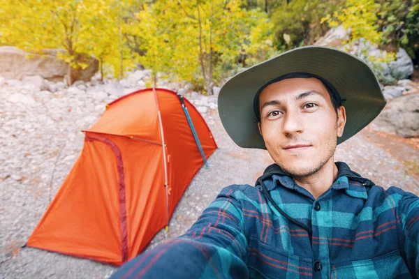 Homem Caminhante Feliz Usando Chapéu Tirando Foto Selfie Contra Tenda — Fotografia de Stock