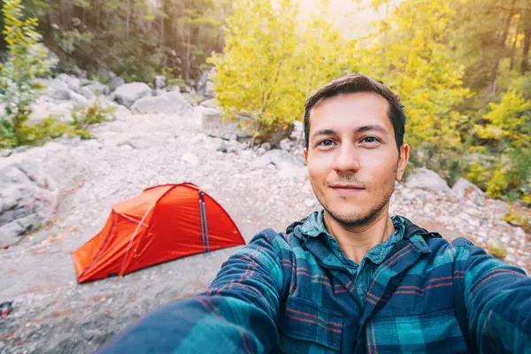 Homem Caminhante Feliz Tirando Foto Selfie Contra Tenda Vermelha Floresta — Fotografia de Stock