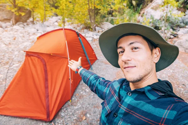 Homem Feliz Viajante Naturalista Contra Pano Fundo Uma Barraca Acampamento — Fotografia de Stock