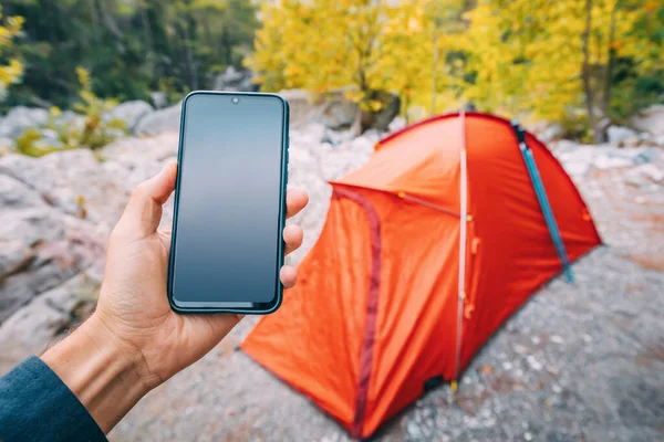 Smartphone Hand Tegen Achtergrond Camping Tent Wandelen Internetverbinding — Stockfoto