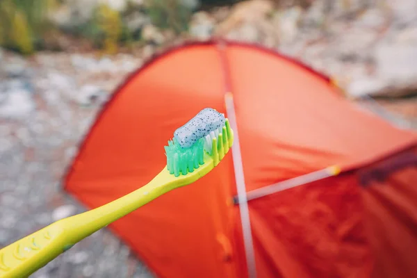 Tandenborstel Tandpasta Een Camping Tegen Achtergrond Van Een Tent Gezondheid — Stockfoto