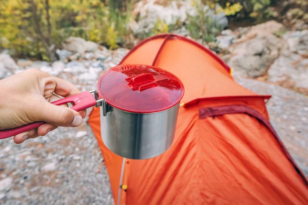 Camping Food Metalen Pot Achtergrond Van Een Tent Het Wild — Stockfoto