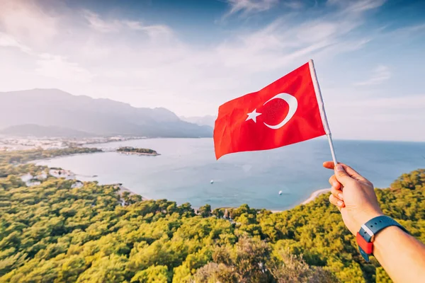 Турецкий Флаг Руке Против Потрясающего Вида Побережье Моря Кемер Горы — стоковое фото