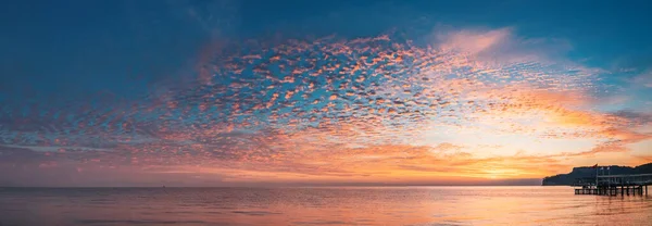 Чарівний Момент Біля Моря Коли Перші Промені Сонця Проникають Крізь — стокове фото