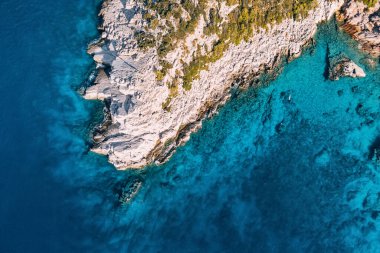 Kayalık uçurum manzarası. Gök mavisi deniz ya da okyanus kıyısı. Yaz tatili ve tatil beldesi