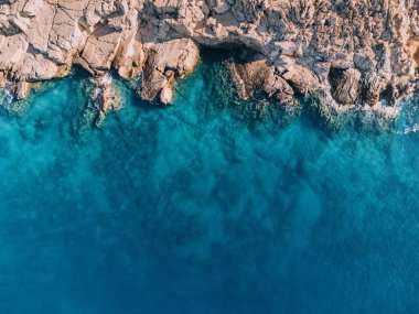 Kayalık uçurum manzarası. Gök mavisi deniz ya da okyanus kıyısı. Yaz tatili ve tatil beldesi