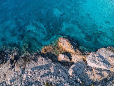 Kayalık uçurum manzarası. Gök mavisi deniz ya da okyanus kıyısı. Yaz tatili ve tatil beldesi