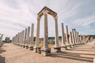 Türkiye 'nin Antalya kentindeki Perge' nin Yunan tapınağının kalıntıları arasında, tarih antik taşlar ve yüksek sütunlar arasında yankılanıyor.