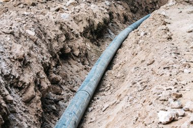 İnşaat, plastik borular ve boruların bir yeraltı şebekesi oluşturduğu yer, özenli bir mühendislik çalışması.