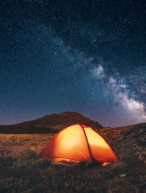 Dağların ortasında, yıldızlı gecenin altında kainatın gizemlerine bir geçit sunan bir çadır bekliyor..