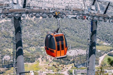 Yükseltilmiş Keşif: Bir gondol yolculuğu, Tunektepe Dağı 'na gezginleri unutulmaz bir açık hava macerası için, doğayla bağlantı kurmanın eşsiz bir yolunu sunar..