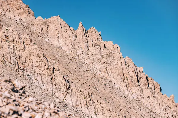 Çölün Cazibesi Aşınmış Kaya Oluşumları Mavi Gökyüzü Manzarayı Tanımlayan Çarpıcı — Stok fotoğraf