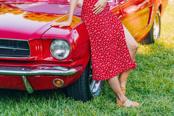 Summer Roadtrip Vibes Young Woman Embraces Retro Style While Posing — Stock Photo, Image