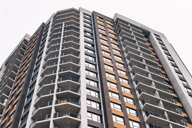 Kentsel Gökyüzü Altında Modern Yüksek Katlı Konut Binası