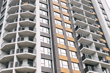 Kentsel Gökyüzü Altında Modern Yüksek Katlı Konut Binası