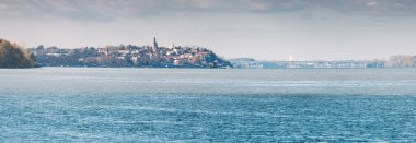 Tuna Nehri zarif bir şekilde Belgrad 'ın tarihi Zemun bölgesini geçerek, büyüleyici kırmızı çatılı evler ve antik kiliselerin resimli bir manzara çizdiği Gardos kulesiyle çevriliyor.