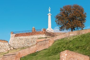 Belgrad 'ın ikonik Zafer Anıtı, zengin tarihi boyunca Sırbistan' ın esnekliği ve ruhunun bir göstergesi olarak kale duvarları arasında gururla duruyor.