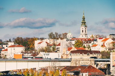 İkonik kiliseler ve kent mimarisi Belgrad 'ın ufuk çizgisini tanımlayarak nehir kıyıları boyunca pitoresk bir manzara yarattı.