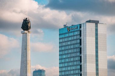 29 Kasım 2023, Belgrad, Sırbistan: Belgrad 'ın Microsoft ile silueti, kentin kentsel manzarasındaki yenilik ve ilerlemenin bir simgesi olan ofis kulesine işaret ediyor.