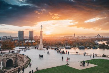 02 Aralık 2023, Belgrad, Sırbistan: Ziyaretçiler Belgrad 'ın tarihi mücevheri - Kalemegdan Kalesi ve gün batımında kazanan heykeli keşfettiler