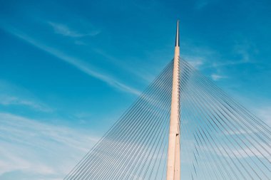 Sırbistan 'ın Belgrad kentindeki metal köprü, ulaşım becerisinin bir simgesi olarak dimdik ayakta duruyor