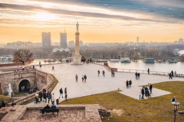 02 Aralık 2023, Belgrad, Sırbistan: ikonik Kalemegdan: Sırbistan başkentinin bir simgesi, insanların gün batımında tarihi kale ve panoramik manzaralara hayran olmak için toplandığı bir sembol