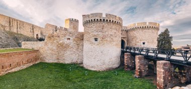 Heybetli kuleleri ve ortaçağ cazibesiyle Belgrad 'ın kalesi Zindan kapıları, ziyaretçileri kentin büyüleyici geçmişini derinlemesine incelemek ve harabelerini keşfetmek için cezbediyor..