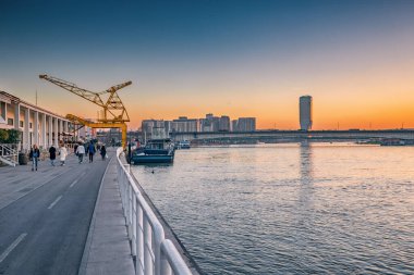 29 Kasım 2023, Belgrad, Sırbistan: Turnaların kentin sanayi geçmişini sembolize ettiği Belgrad 'ın dinamik kıyı şeridini keşfedin