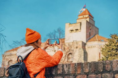Bir solo gezgin Belgrad 'ın canlı şehir manzarasına dalıp telefonuyla unutulmaz anları yakalıyor..