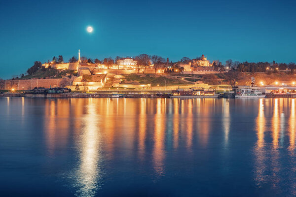 культовый Калемегдан: символ столицы Сербии, где собираются люди, чтобы полюбоваться исторической крепостью и панорамными видами в полнолуние ночью