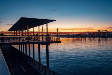 02 Ocak 2024, Belgrad, Sırbistan: doğanın güzelliğinin kentsel cazibeyle buluştuğu Sırbistan 'ın Belgrad seti boyunca nefes kesen gün batımı