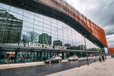 04 Ocak 2024, Belgrad, Sırbistan: gezginlerin hem yakın hem de uzak seyahatlere çıktığı Belgrad 'ın merkez tren istasyonunun enerjisi