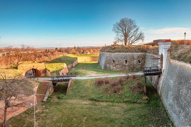 Novi Sad 'daki Petrovaradin Kalesi' nin tarihi cazibesi, yüzyılların tarihi ve mimari ihtişamıyla dolu zamansız bir dönüm noktası..