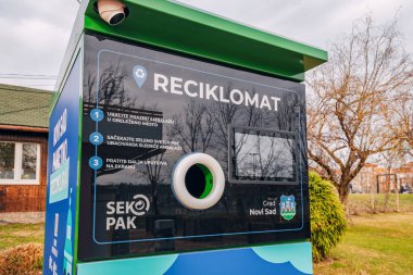 05 Ocak 2024, Novi Sad, Sırbistan: Verimli şişe geri dönüşümü için Sırbistan 'da yenilikçi bir makine kuruldu, teknoloji çevre yönetimi ile birleştirildi.