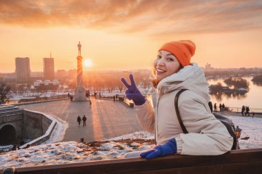 Belgrad 'ı ziyaret eden turistler, antik duvarların ve görkemli kapıların asırlardır tarihin sessiz tanıkları olarak durduğu Kalemegdan' ın çarpıcı istihkamını kurarak zengin kültür mirasına çekiliyor.