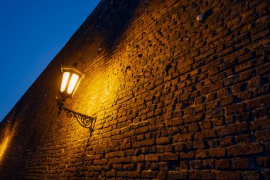 Belgrad 'daki Kalemegdan Kalesi' nde, antika fenerlerle süslenmiş eski bir tuğla duvarın eski cazibesi akşam atmosferine karakter katıyor..