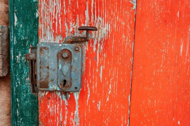 Eski ahşap bir kapının eskimiş dokuları. Her çatlak ve çatlak, geçmiş zamanın hikayesini anlatıyor..