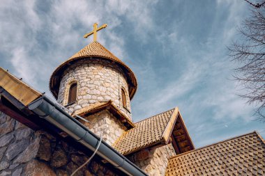 Eski bir kilisenin görkemli mimarisine sahip dini mirasın zengin duvar halısı.