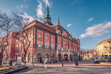 27 Ocak 2024, Subotica, Sırbistan: Şehir tarihi ve mimari mirasının sembolü olarak ünlü belediye binası, kırmızı cephesi ve zarif saat kulesi ziyaretçi ve turist çekiyor