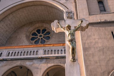 Kilisenin dış görünüşü, İsa 'nın çarmıha gerilmesiyle bezenmiş. Yansıma ve dua için kutsal bir yer sunuyor..