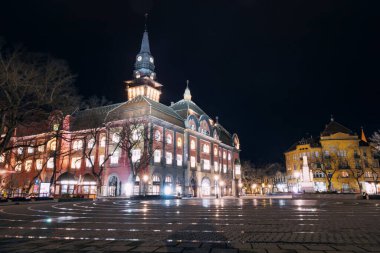 27 Ocak 2024, Subotica, Sırbistan: Subotica 'nın aydınlığa kavuşmuş ünlü simgesinin güzelliği - Belediye Binası akşam gökyüzünün zeminine karşı