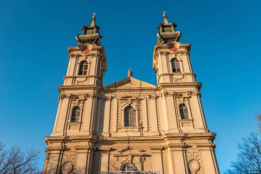 Kilisenin yıpranmış cephesi zamanın yaralarını taşıyor, dış dokusunda çatlaklar ve çatlaklar var, dayanıklılığının hikayesini anlatıyor..