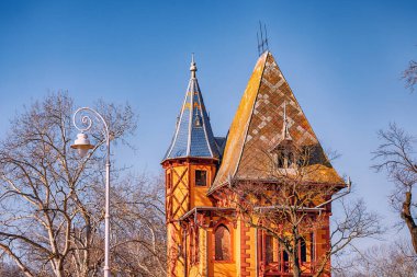 Palic Gölü 'nün seti boyunca uzanan büyüleyici Baykuş Kulesi mimarisi ziyaretçiler için manzaralı bir zemin oluşturuyor..