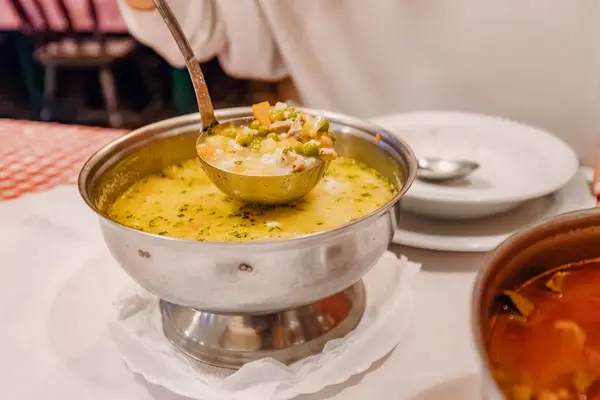 Verlockender Duft Von Curry Einem Lebendigen Und Aromatischen Suppenteller Voller lizenzfreie Stockbilder