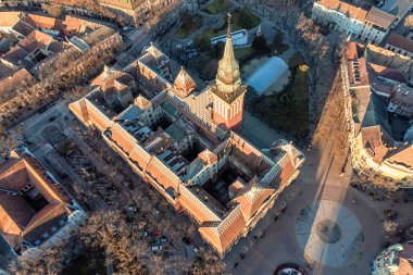 Şehir tarihi ve mimari mirasının sembolü olan ünlü Subotica belediye binasının havadan görünüşü, kırmızı cephesi ve zarif saat kulesi ziyaretçi ve turistleri Sırbistan 'a çekiyor