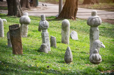 Saraybosna 'daki Veliki Parkı, geçmişteki trajedilerin kurbanları için kutsal bir anıt görevi gören antik bir mezarlık..