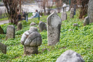 Saraybosna 'daki Veliki Parkı, geçmişteki trajedilerin kurbanları için kutsal bir anıt görevi gören antik bir mezarlık..