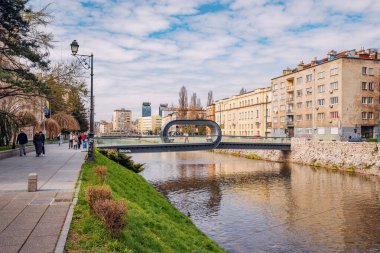15 Mart 2024, Saraybosna, Bosna-Hersek: Miljacka Nehri 'ni kapsayan Festina Lente Köprüsü, büyüleyici bir mimari mucize..