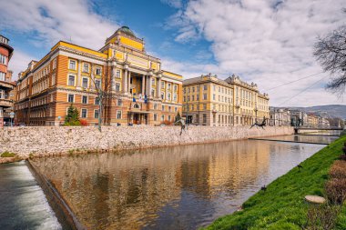 15 Mart 2024, Saraybosna, Bosna-Hersek: Saraybosna Üniversitesi Hukuk Fakültesi, Miljacka Nehri seti boyunca yer alıyor.